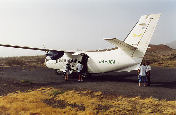 CapoVerde003.JPG - Il turboelica LET 420 della Cabo Verde Express sulla piccola pista di Fogo