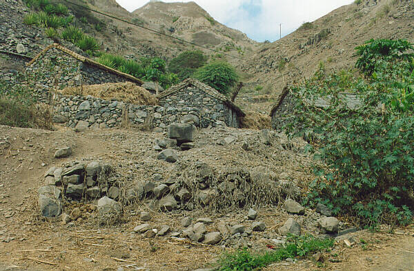 CapoVerde068.JPG - Un villaggio dell'interno con le caratteristiche case in pietra