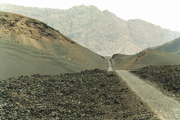 Capoverde027.JPG - La strada scavata nella lava dell'eruzione del 1995