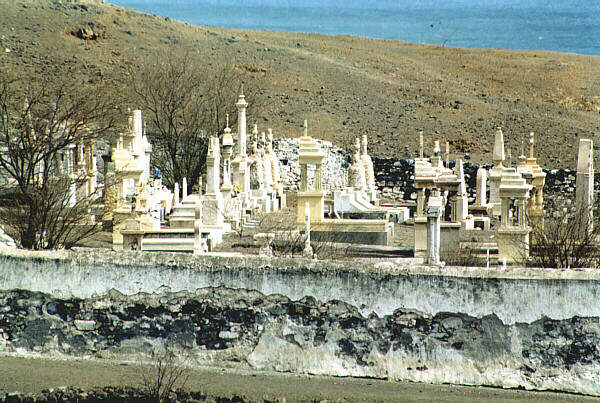 Capoverde028.JPG - Il cimitero dei Brancos ( gli antichi possidenti portoghesi ) a São Felipe