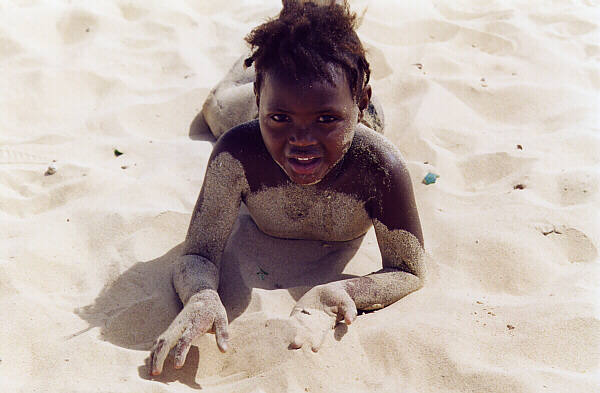 CapoVerde012.JPG - Bambini sulla spiaggia di Sal Rei