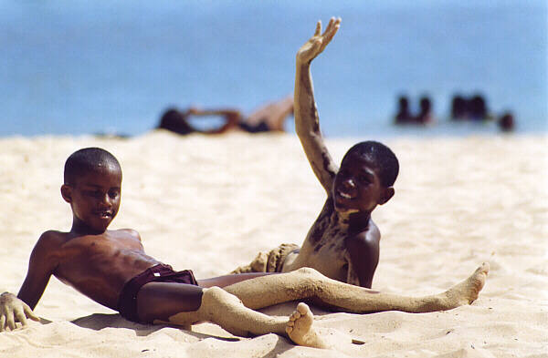 CapoVerde013.JPG - Bambini sulla spiaggia di Sal Rei