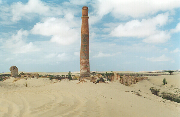 Capoverde112.JPG - La ciminiera dell'antica fabbrica di mattoni Benoliel sulla spiaggia di Praia de Chave