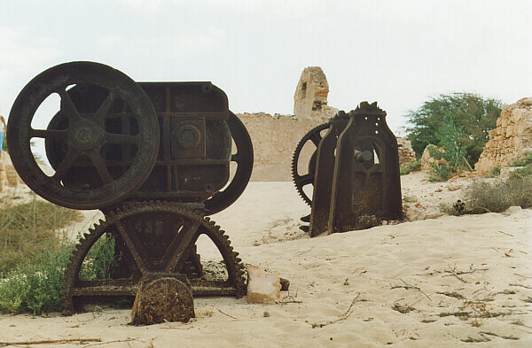 Capoverde113.JPG - Macchinari arrugginiti dell'antica fabbrica di mattoni Benoliel sulla spiaggia di Praia de Chave