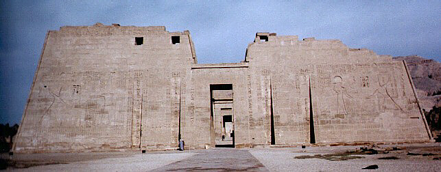 Egitto009.jpg - Il Ramesseum nei pressi di Sheikh Abd el-Qurna