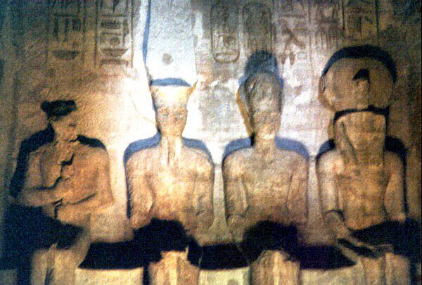 Egitto033.JPG - Interni del Tempio di Ramses II, le divinità Harmakhis, Amon-Ra e Path insieme a Rames II, Abu Simbel