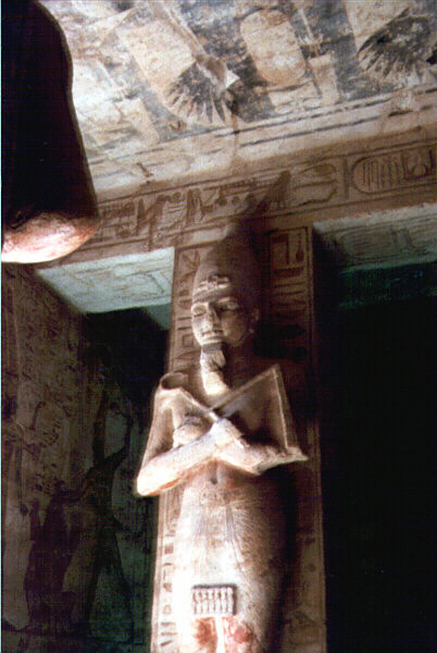 Egitto035.JPG - Interni del Tempio di Ramses II, statua di Rames II, Abu Simbel