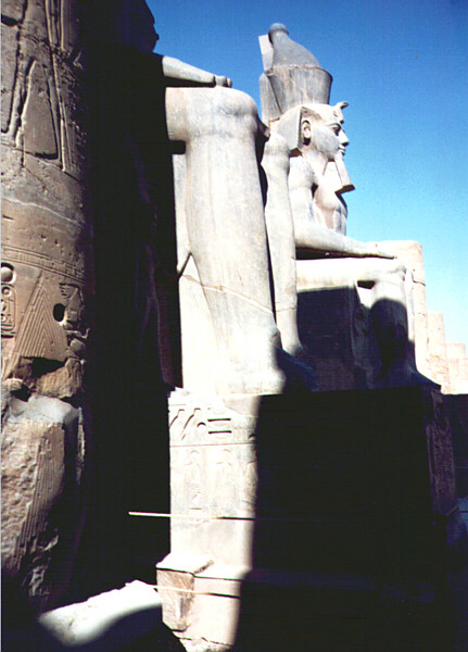 Egitto040.jpg - Statue di Rames II, Luxor