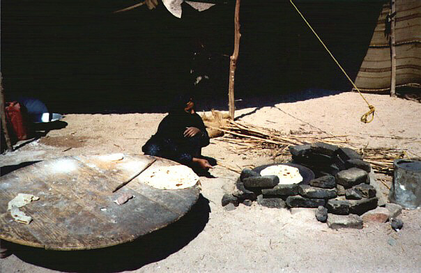 Egitto048.JPG - Accampamento beduino, la preparazione del pane, deserto nei pressi di Hurgada