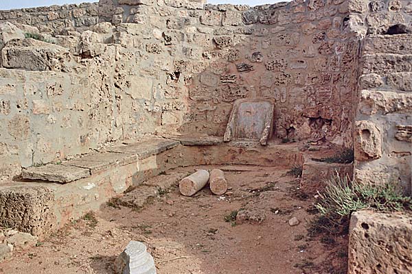 Apollonia_ChiesaCentrale3.jpg - La Chiesa Centrale con la sedia del vescovo