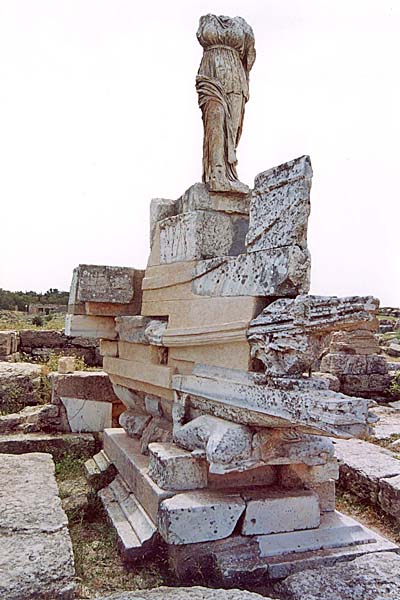 Cirene_MonumentoNavale2.jpg - Il Monumento Navale edificato dai Tolomei nel III sec. a.C