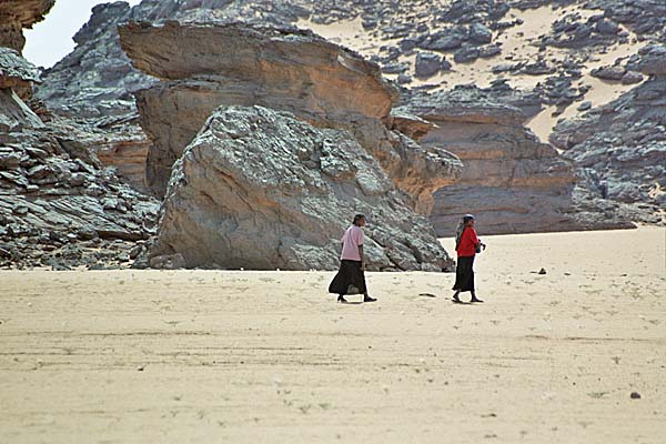 JebelAcacus_Panorama18.jpg - Panorami verso la zona dell'Awiss, donne Tuareg