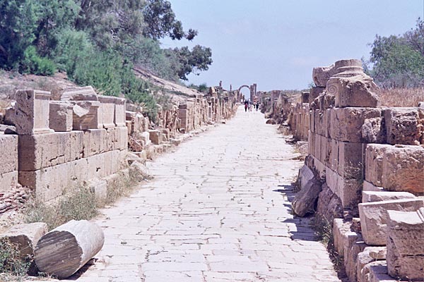 LeptisMagna_ArcoSettimioSevero2.jpg - Il Cardo con l'Arco di Traiano