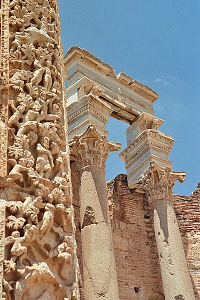 LeptisMagna_BasilicadeiSeveri4.jpg - La Basilica dei Severi, particolari delle colonne delle absidi