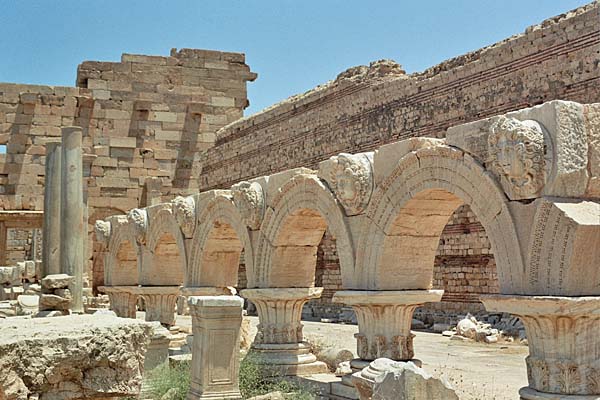 LeptisMagna_ForodeiSeveri2.jpg - Il Foro dei Severi, le teste delle Gorgoni