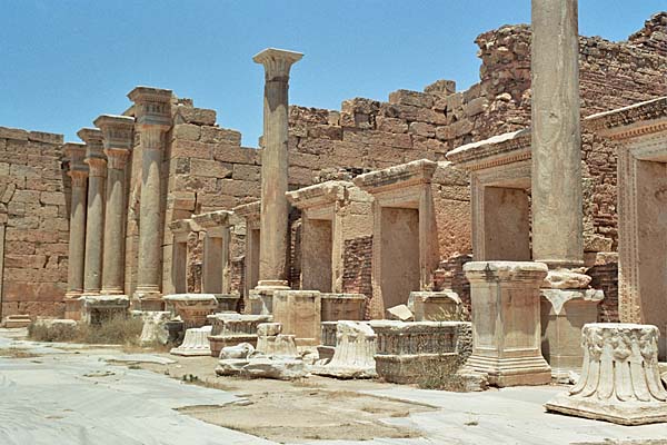 LeptisMagna_ForodeiSeveri5.jpg - Foro dei Severi, portico