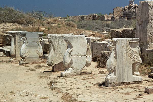 LeptisMagna_Mercato3.jpg - Il mercato, banchi in marmo