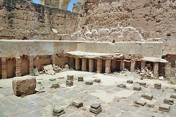 LeptisMagna_TermeAdriano15.jpg - Le Terme di Adriano, il Calidarium, particolare della soletta del pavimento dove venivano accesi i fuochi