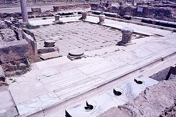 LeptisMagna_TermeAdriano7.jpg - Le Terme di Adriano, le latrine