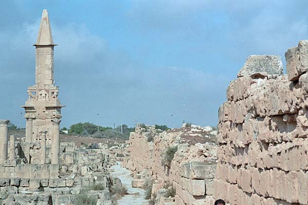 Sabratha_MausoleoPunico3.jpg - Mausoleo Punico ed il muro Bizantino