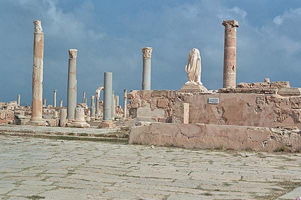 Sabratha_StatuaFlavioTullio.jpg - Fontana e statua di Tullio Flavio