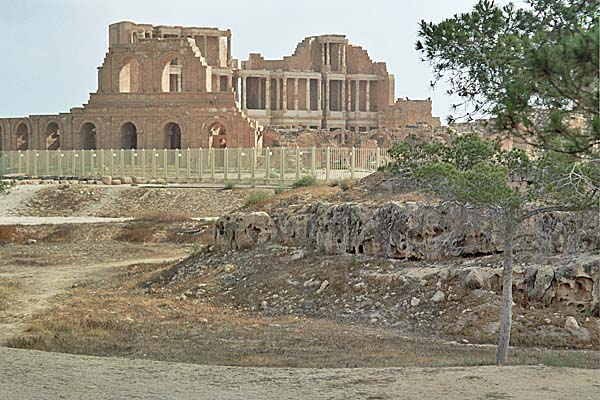 Sabratha_Teatro1.jpg - Il Teatro visto dalla via del Cardo