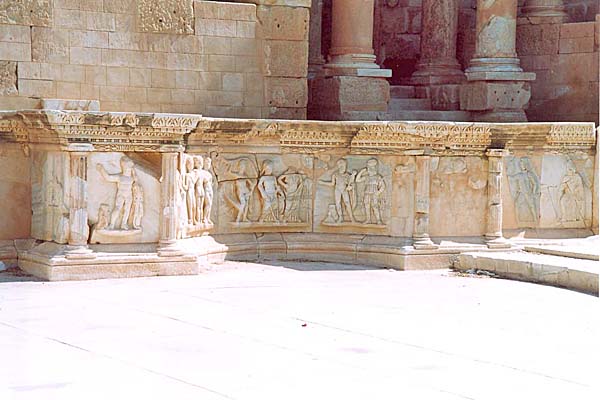 Sabratha_Teatro7.jpg - Bassorilievo delle 3 Grazie e del giudizio di Paride