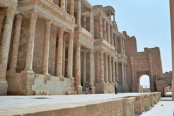 Sabratha_Teatro8.jpg - Il Palcoscenico con 3 ordini di colonne