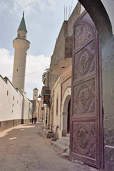 Tripoli_Medina11.jpg - La porta in legno e ferro della Moschea Sidi Abdul Wahab