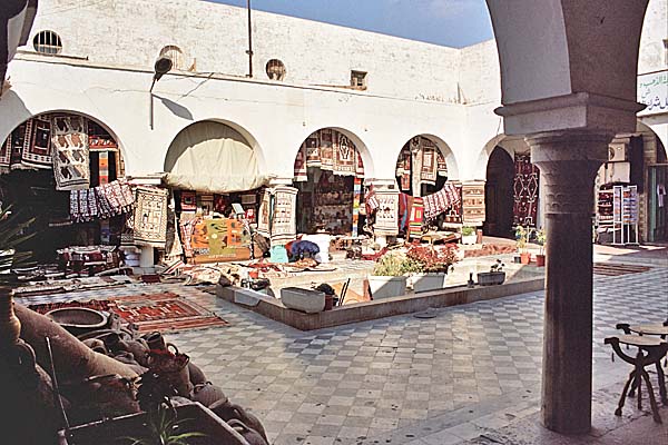 Tripoli_Medina16.jpg - Un antico caravanserraglio ora bazar di tappeti