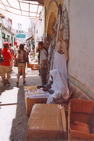 Tripoli_Medina2.jpg - La Medina - venditrice ambulante di gioielli