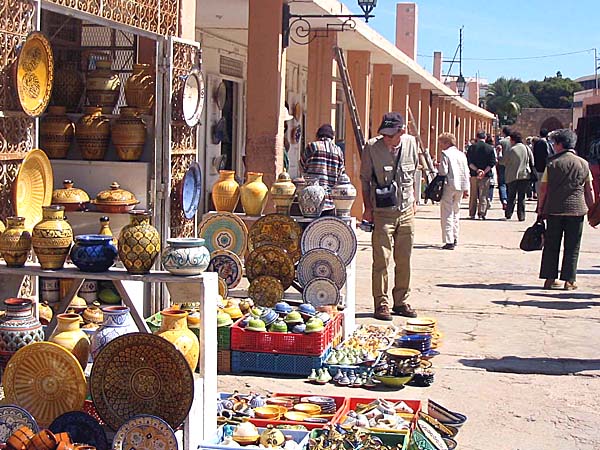 Marocco049.JPG - La via dei negozi di cermica