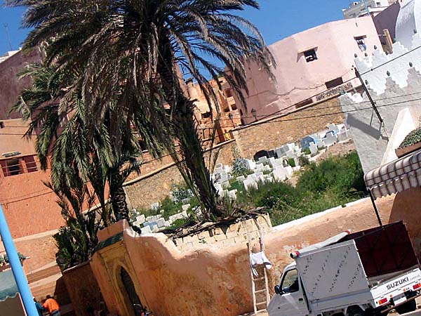 Marocco050.JPG - Il piccolo cimitero appena fuori la Medina