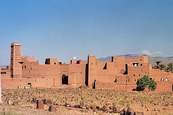 Marocco276.jpg - Paesaggi nella valle, una kasbah dietro ad un cimitero islamico