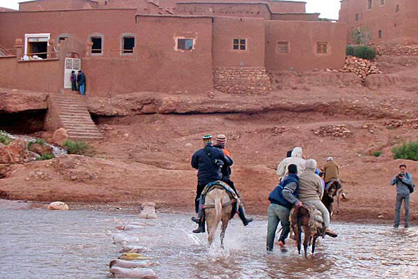 Marocco322.jpg - La Kasbah di Aït Benhaddou, il guado dell' Oued Ounila