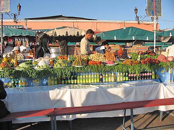 Marocco392.jpg - La piazza Djemaa el-Fna, banchetti di prelibatezze locali