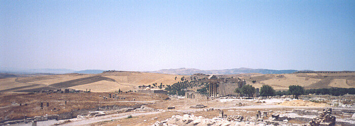 Panorama del sito archeologico di Dougga con il magnifico campidoglio 