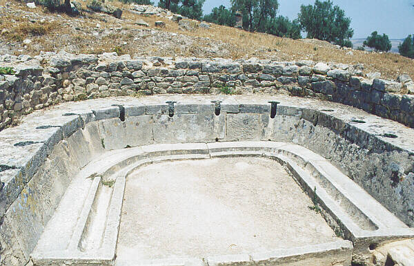 Tunisia025.JPG - Dougga - Latrine delle Terme dei Ciclopi