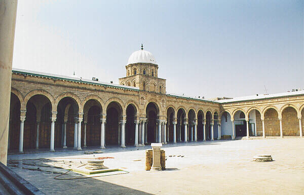 Tunisia040.JPG - Tunisi - Cortile interno della grande Moschea Zitouna