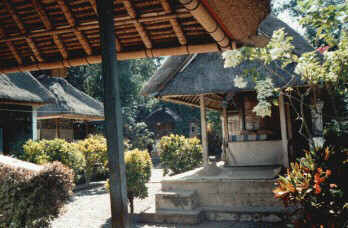 bali009.jpg - Padiglioni di una tipica casa balinese