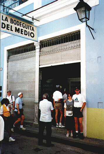 cuba004.jpg - La Bodeguita del Medio, uno dei bar di Hemingway, l'Avana