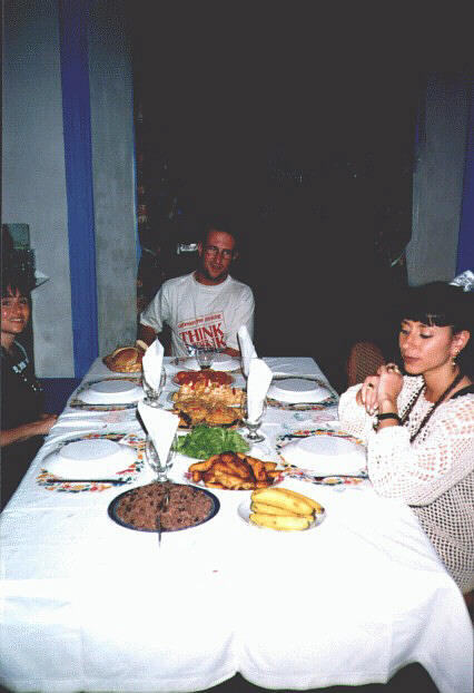 cuba014.jpg - Cena in un Paladares di Trinidad