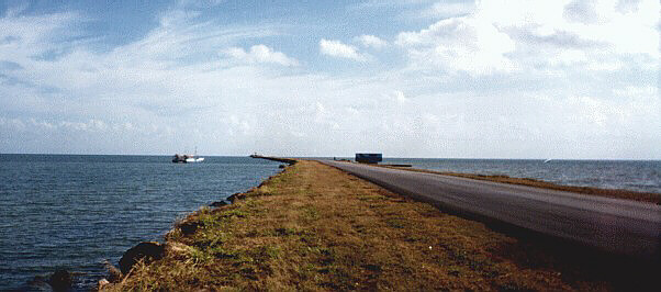 cuba019.jpg - La strada rialzata che conduce a Cayo Coco