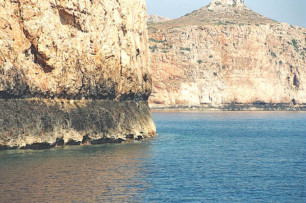 creta150.jpg - La costa della penisola dove si puo vedere il fenomeno geologico, avvenuto quasi 2000 anni fa, che determinò l'innalzamento della piattaforma dove poggia l'isola di Creta nella parte ovest, da 6 a 9 metri s.l.m., con il relativo sprofondamento della parte est verso la Turchia. 