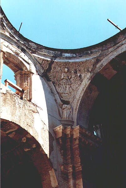 Guatemala016.JPG - Interni della Cattedrale danneggiata dai terremoti