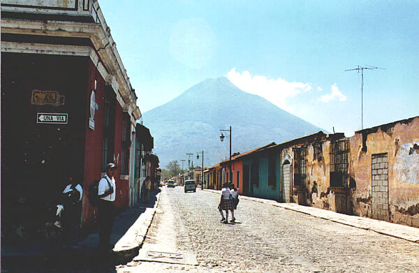 Guatemala020.JPG - Il centro storico coloniale, sullo sfondo il vulcano