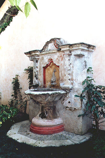 Guatemala036.JPG - Particolari del Convento di San Domenico ora trasformato in albergo