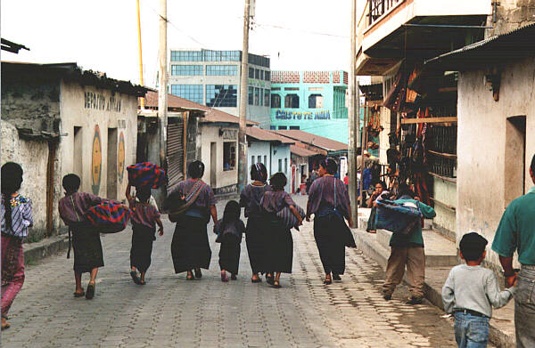 Guatemala045.JPG - Santiago de Atitlan, di ritorno dal mercato