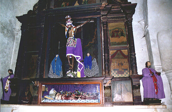 Guatemala047.JPG - Santiago de Atitlan, l'altare maggiore della chiesa parrocchiale