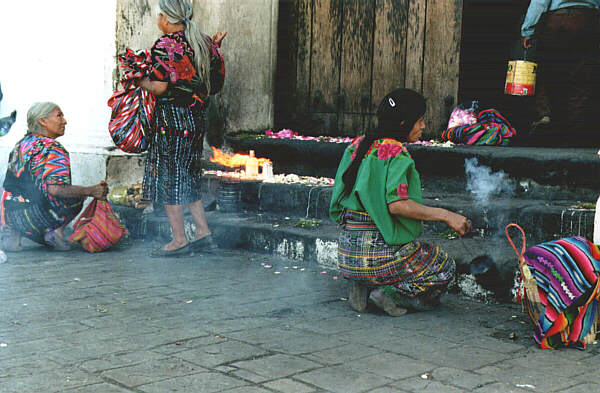 Guatemala050.JPG - Donne Sciamane all'ingresso della chiesa di San Tomàs